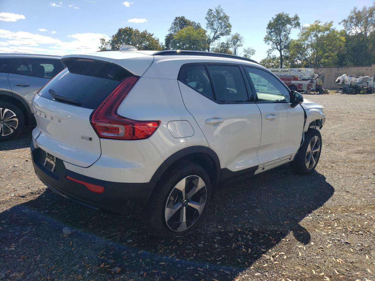 2025 Volvo Xc40 Plus - Фото 3