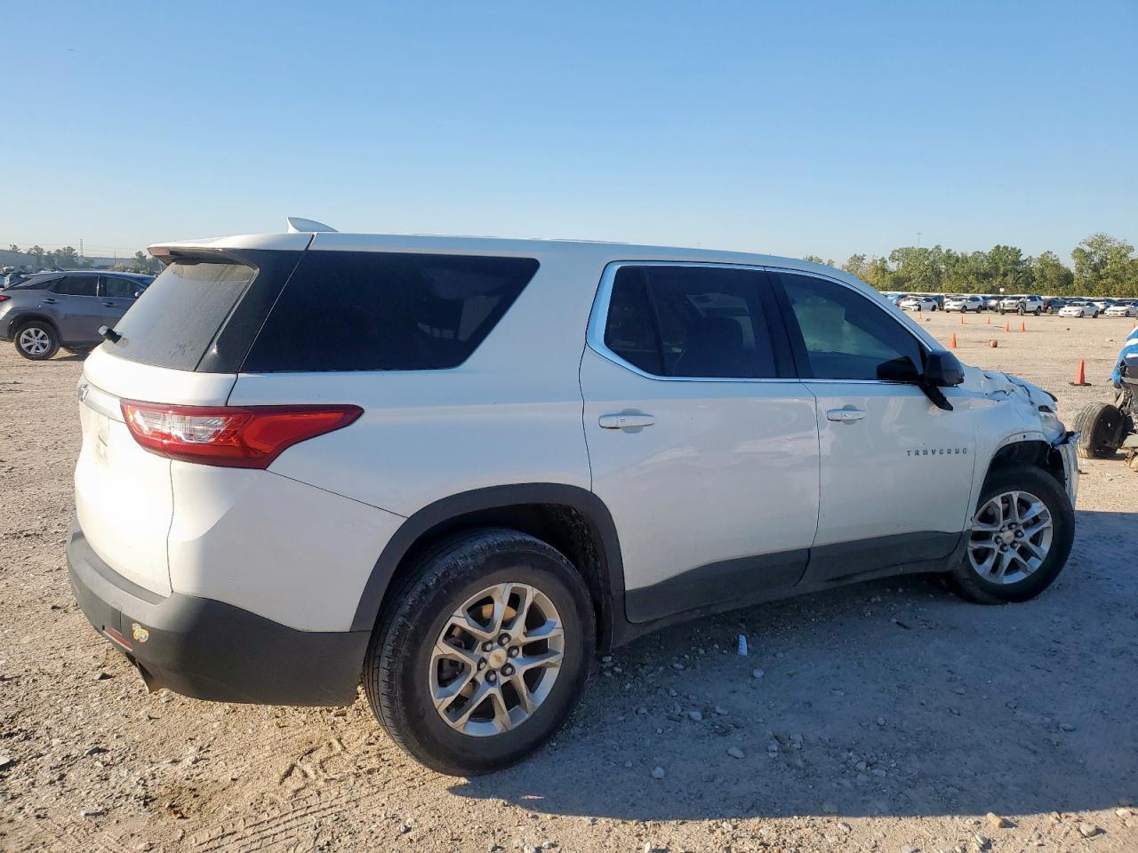 2021 Chevrolet Traverse Ls - Фото 3