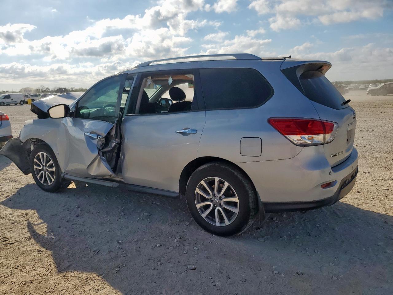 2015 Nissan Pathfinder S - Фото 2