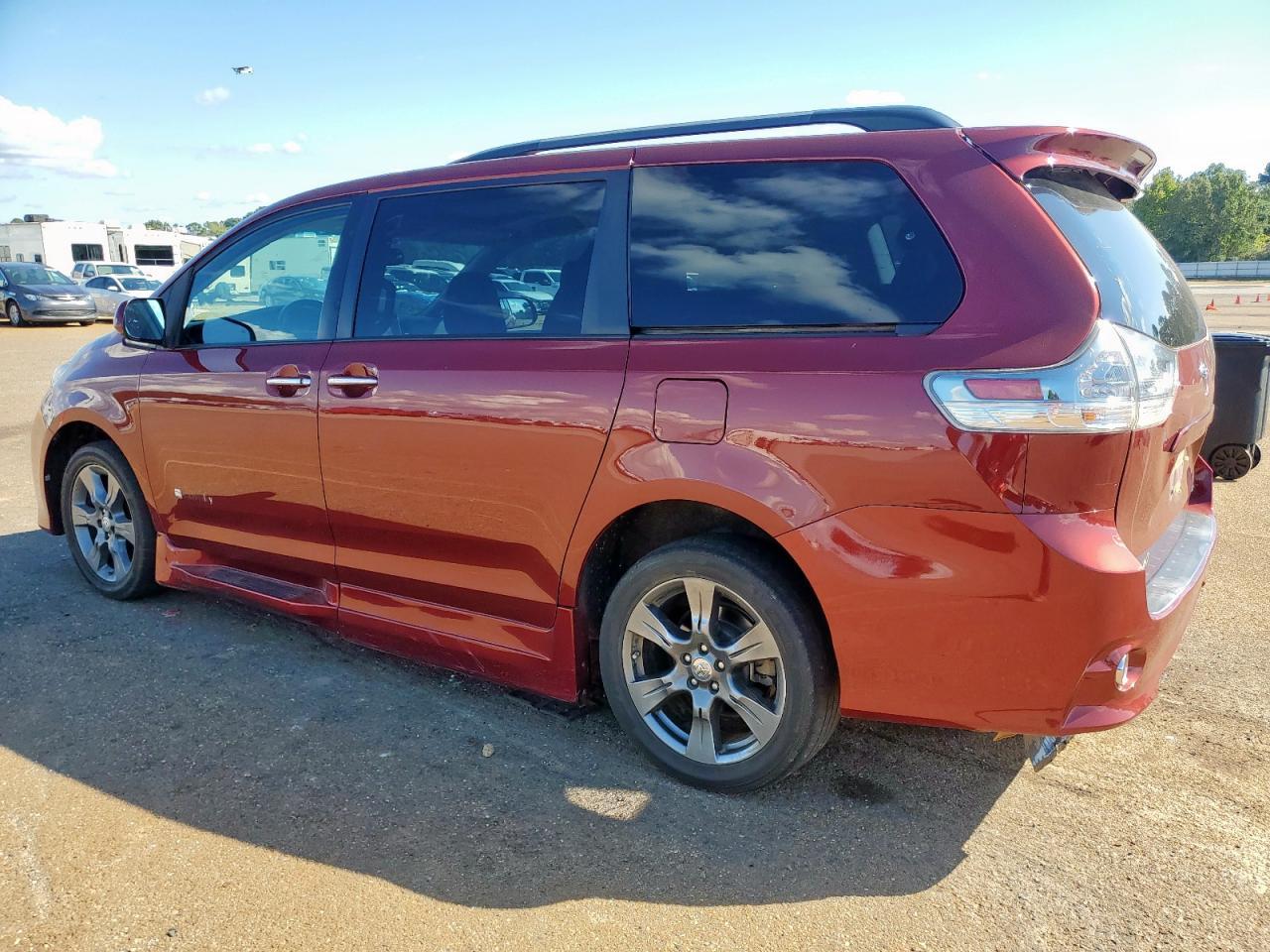 2017 Toyota Sienna Se - Image 2