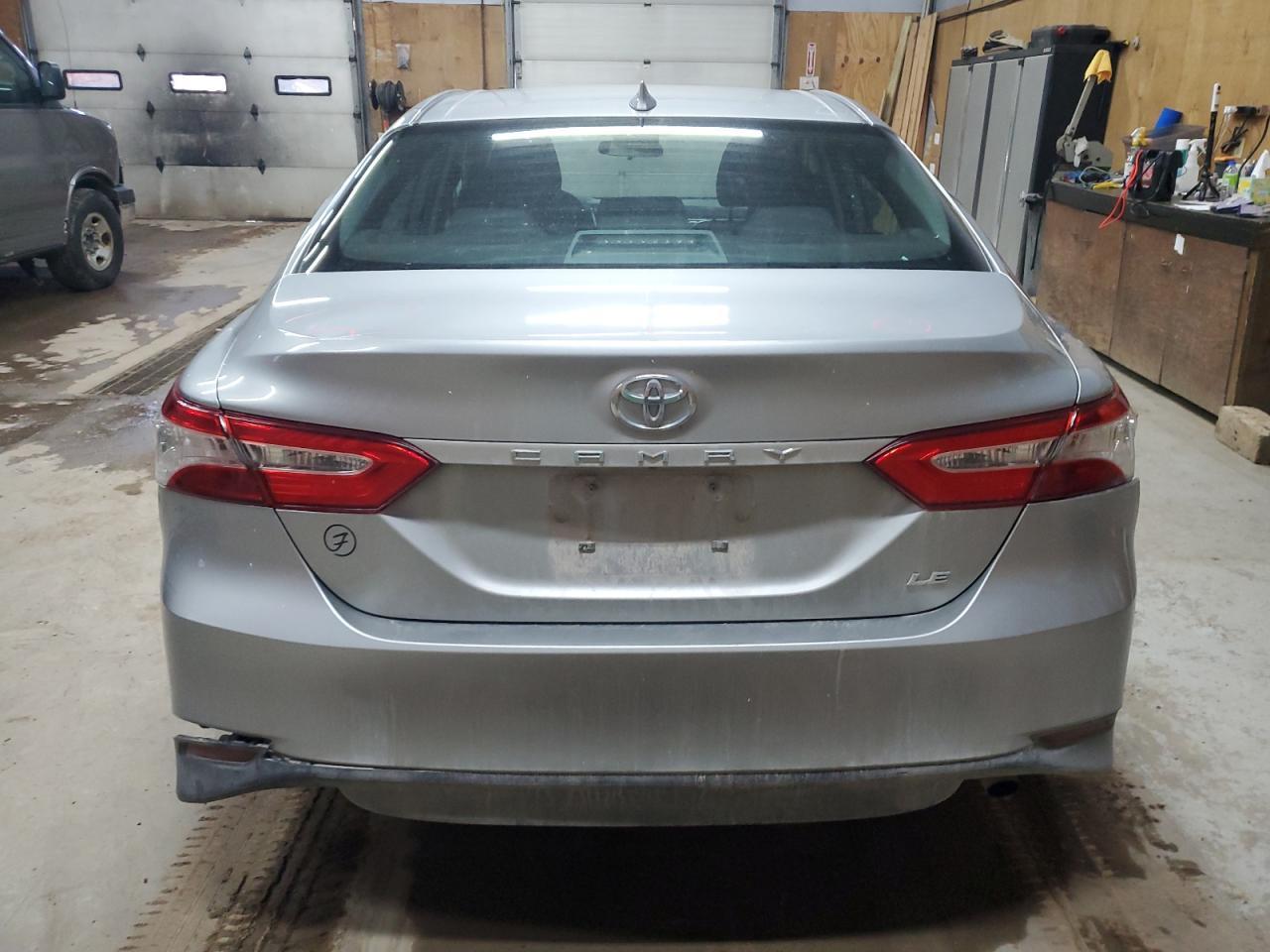 2020 Toyota Camry Le - Фото 6