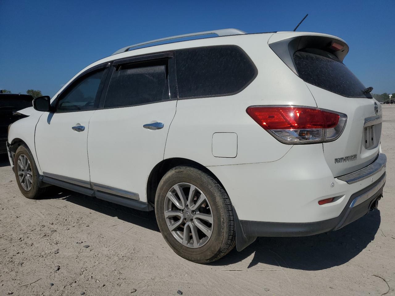 2014 Nissan Pathfinder S - Image 2