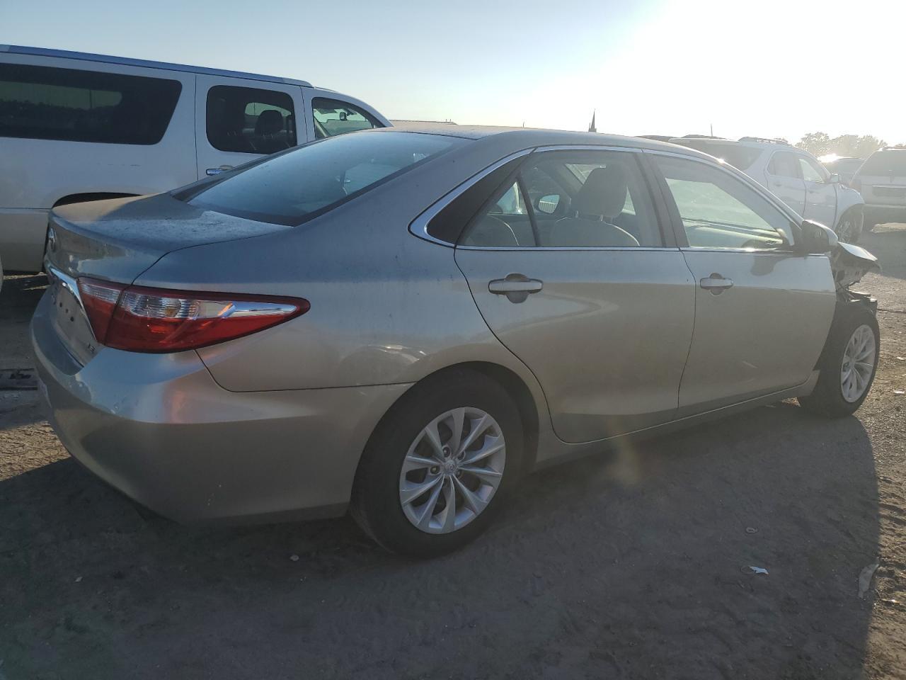 2015 Toyota Camry Le - Фото 3
