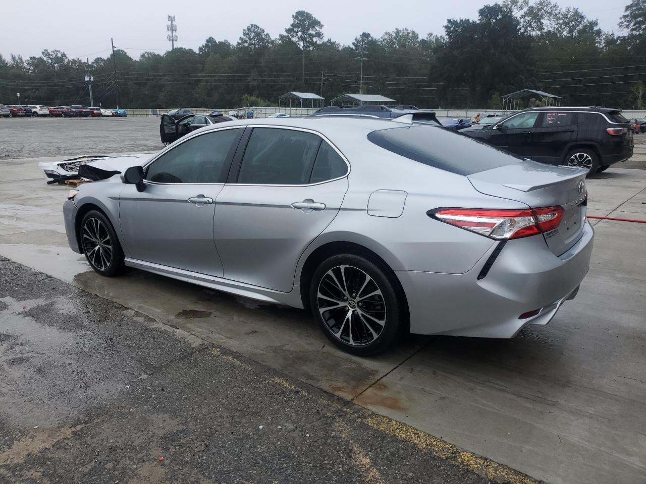 2020 Toyota Camry Se - Фото 2