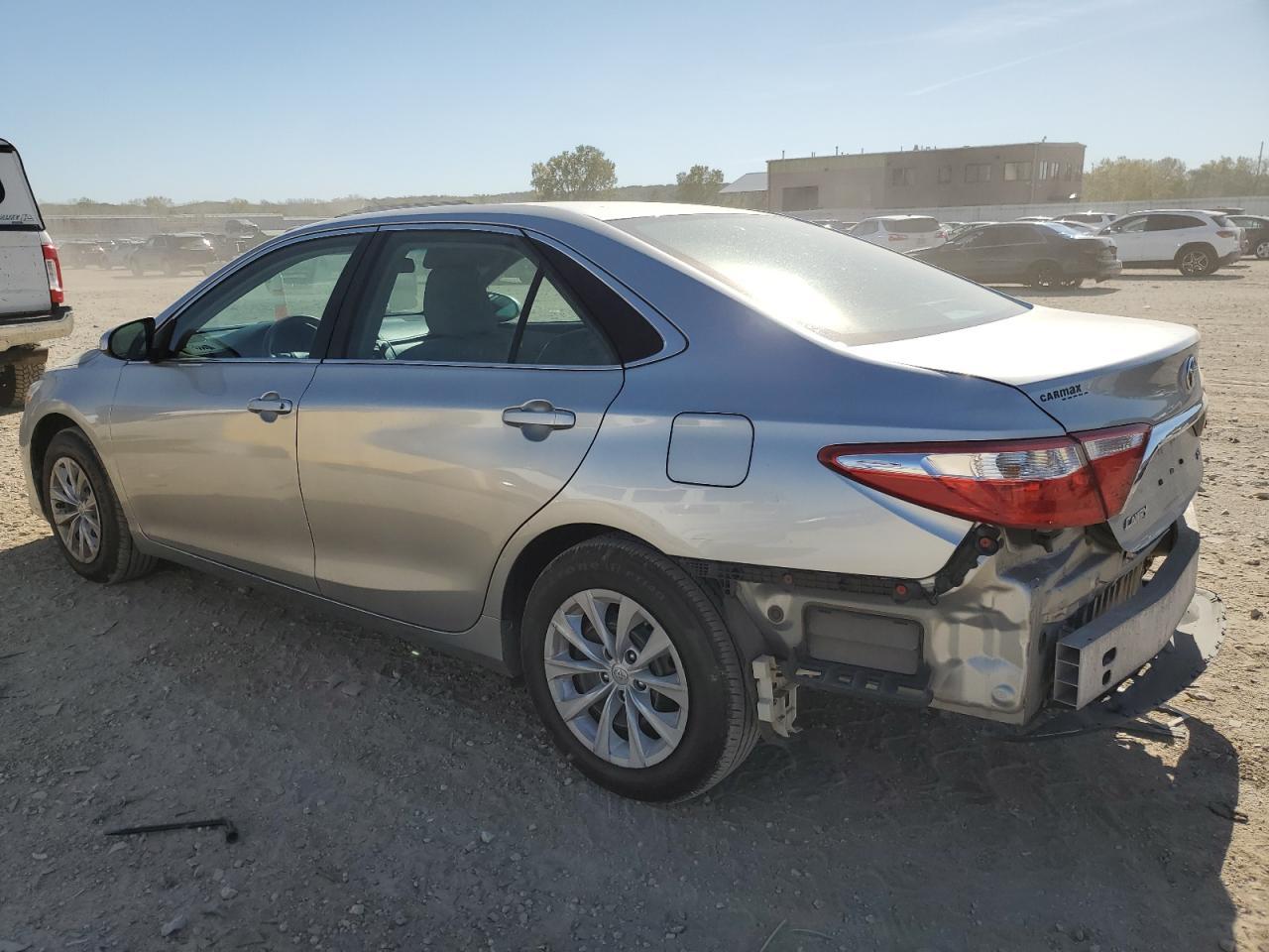 2015 Toyota Camry Le - Фото 2