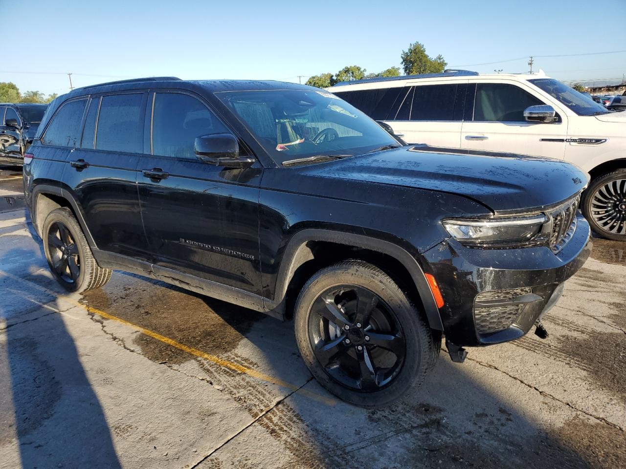 2023 Jeep Grand Cherokee Laredo - Image 4