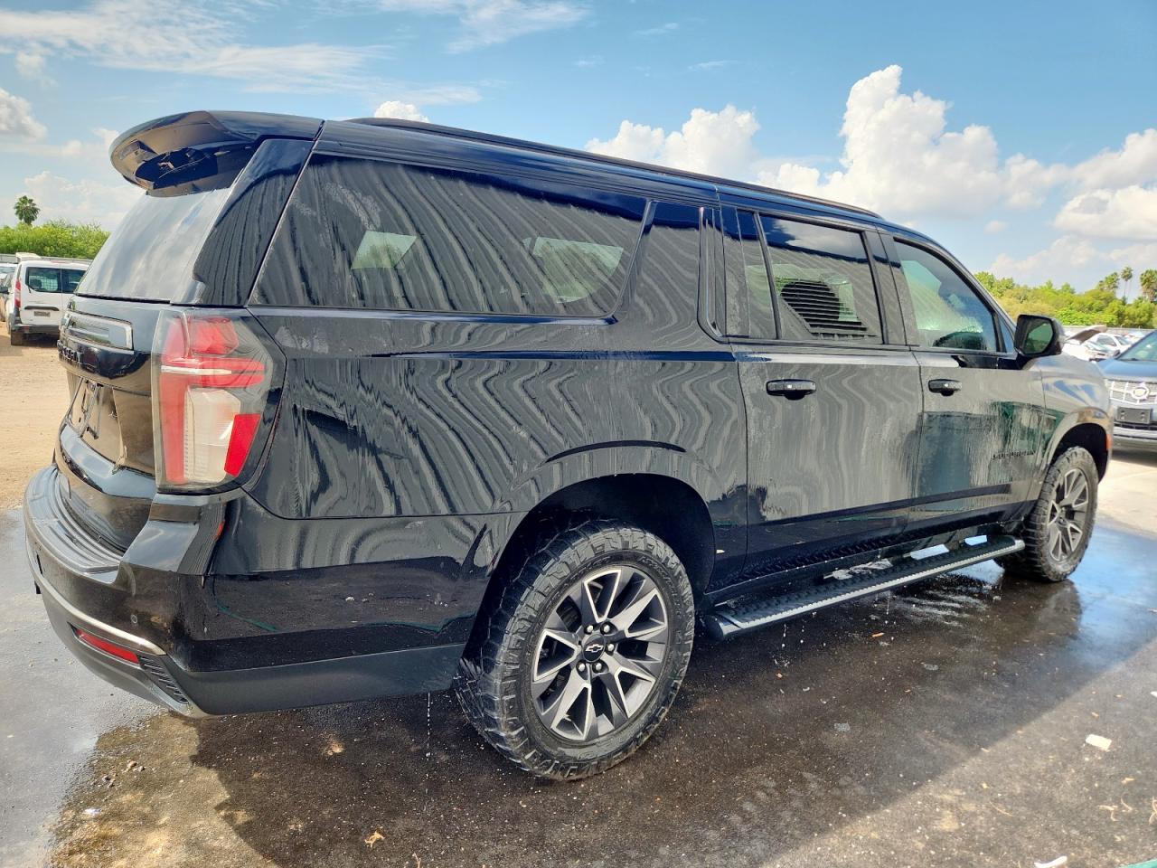 2021 Chev Suburban K1500 Z71 - Image 3