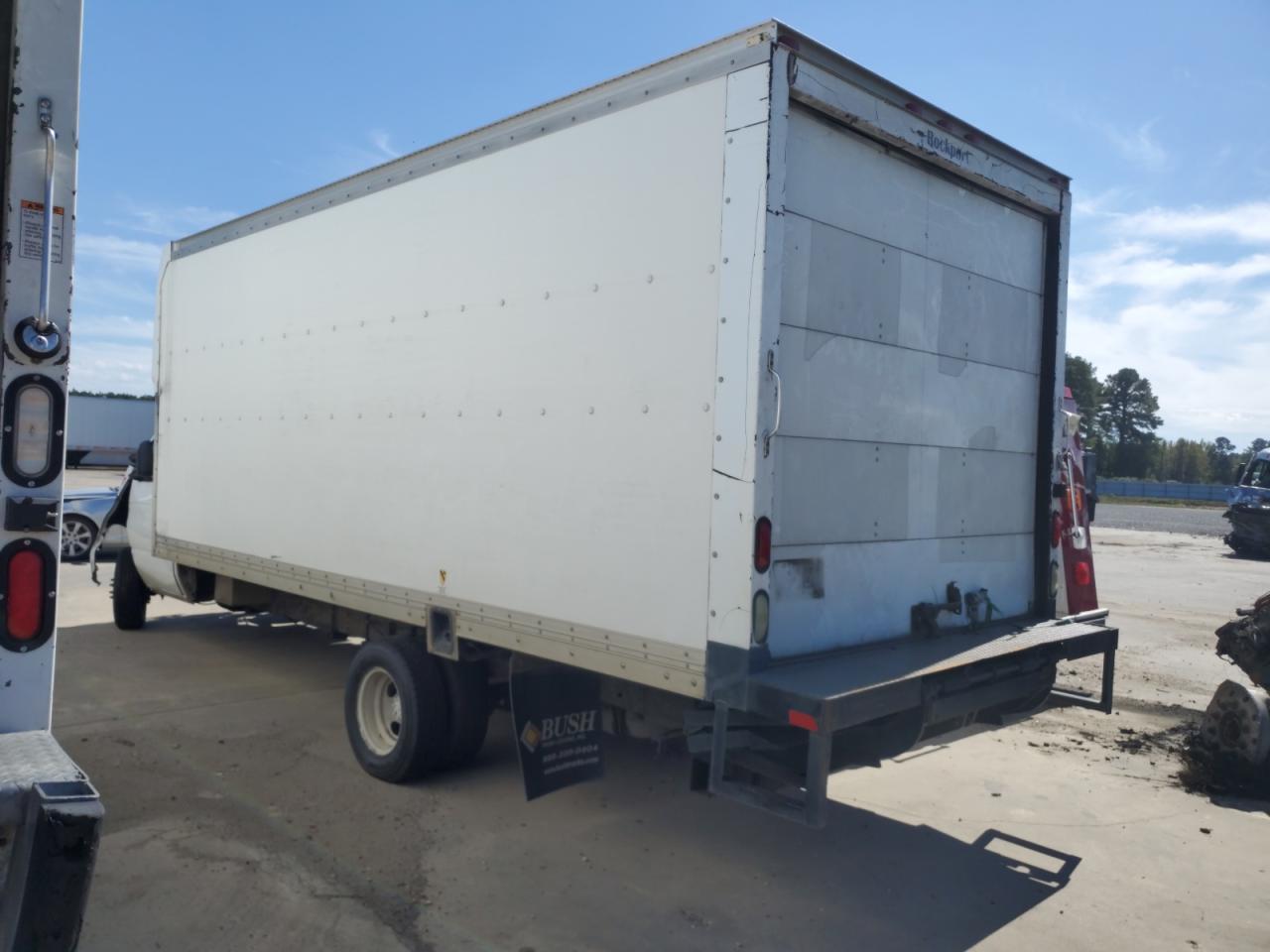 2013 Ford Econoline E450 Super Duty Cutaway Van - Фото 2
