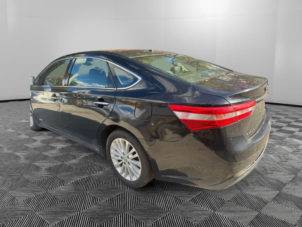 2013 Toyota Avalon Hybrid - Image 3