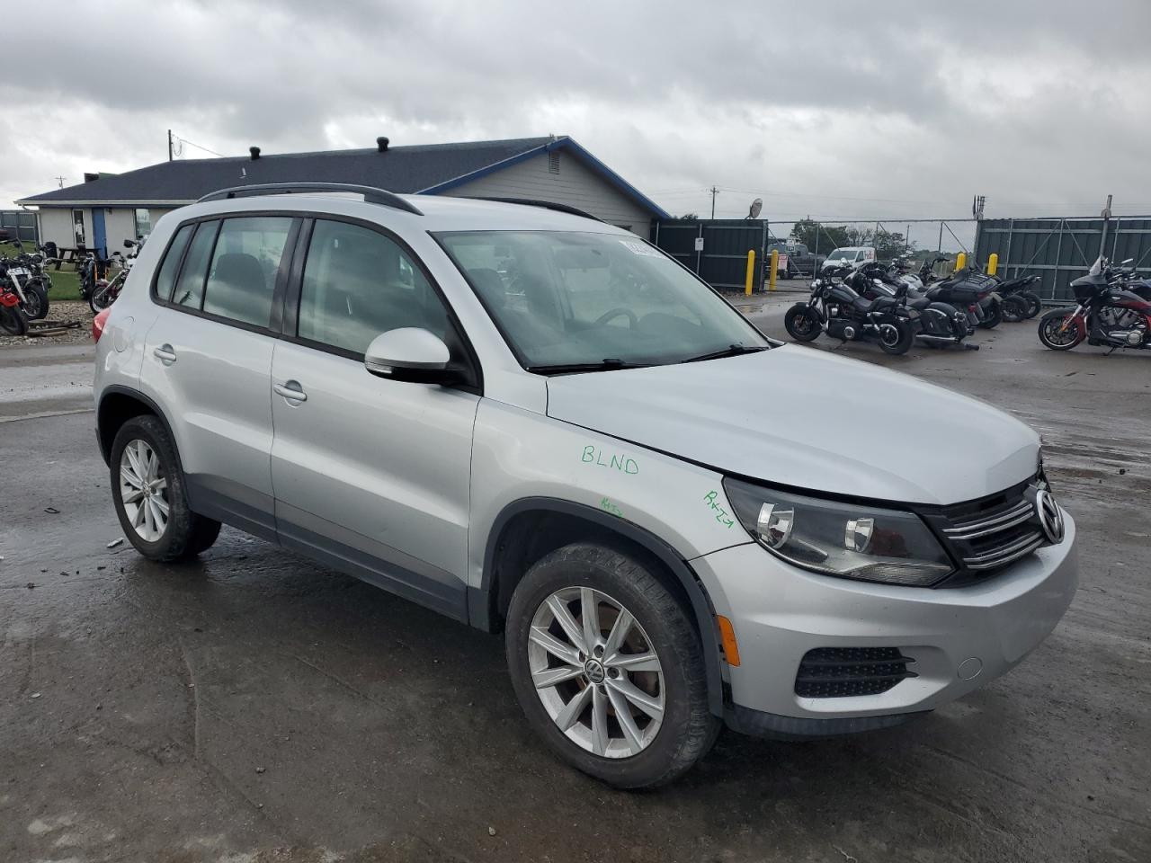2017 Volkswagen Tiguan S - Фото 4