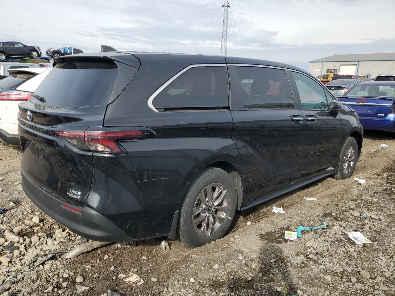 2023 Toyota Sienna Xle - Image 3