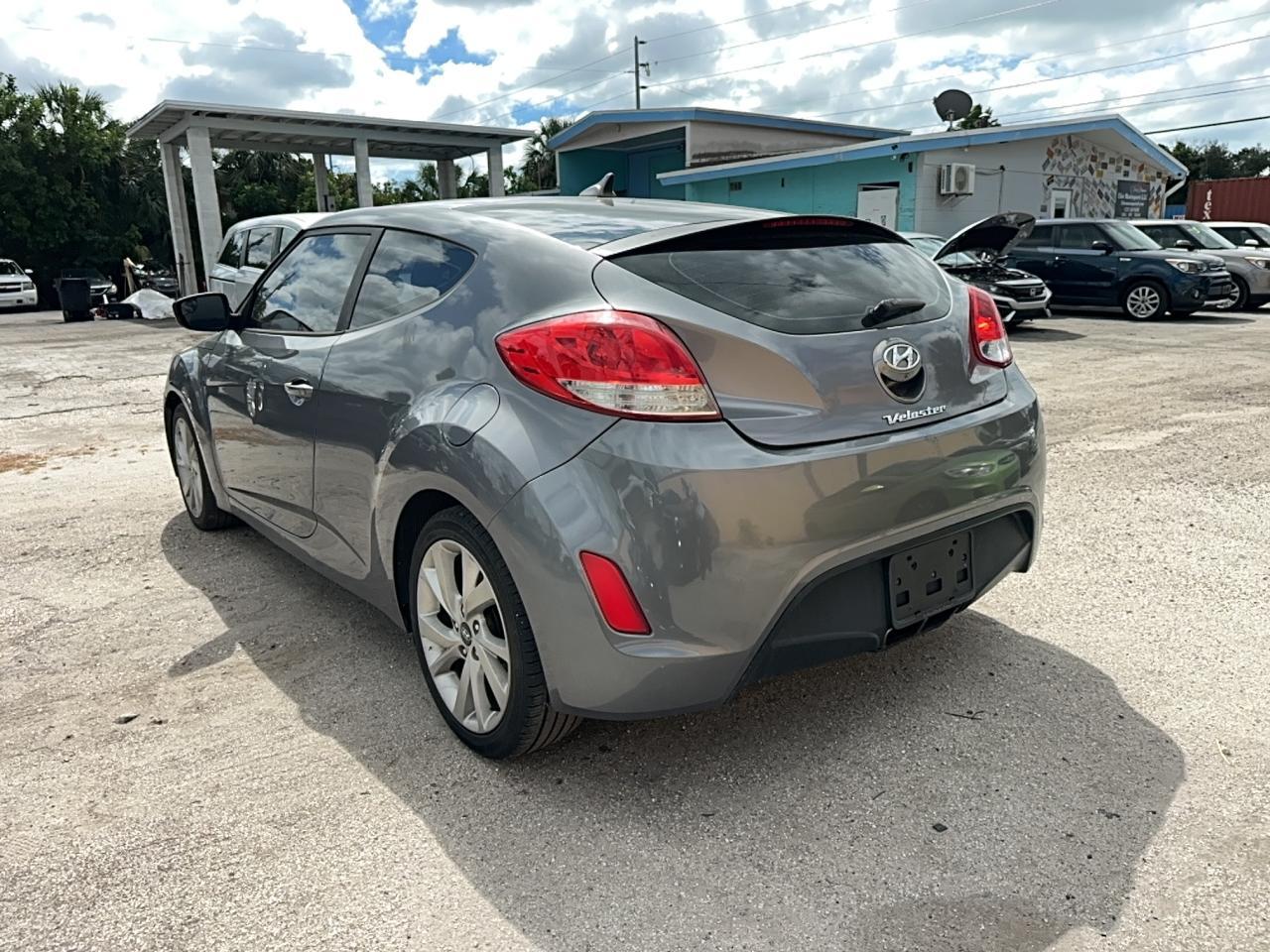 2016 Hyundai Veloster - Фото 3