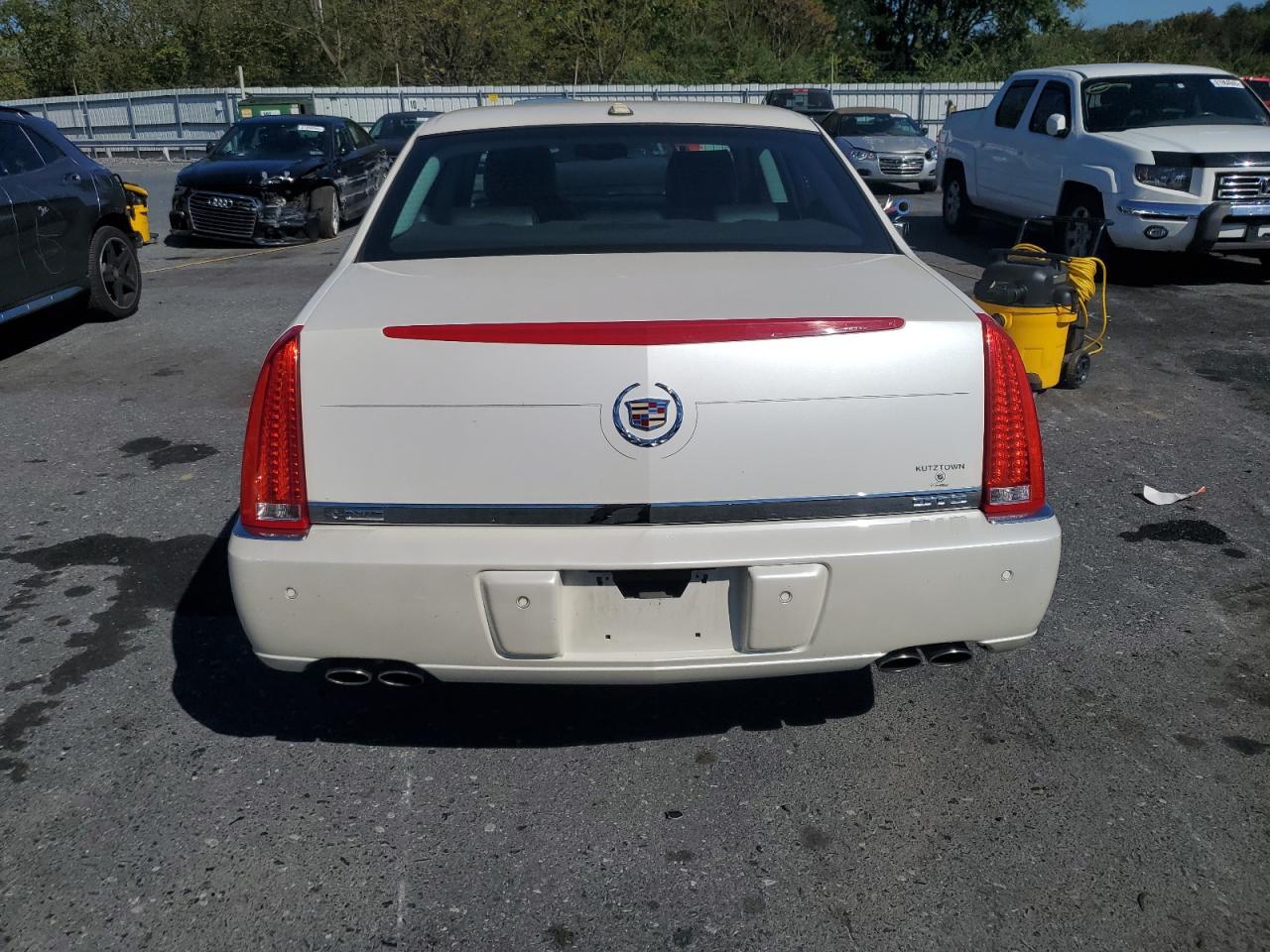 2011 Cadillac Dts Luxury Collection - Image 6