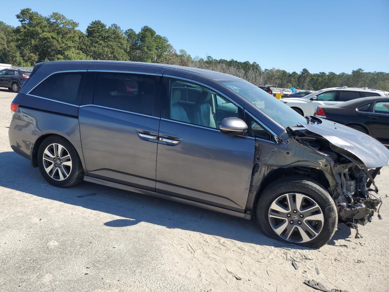 2015 Honda Odyssey Touring - Image 4