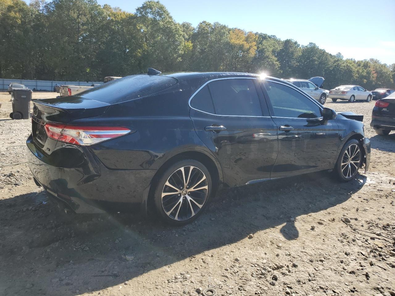 2020 Toyota Camry Se - Фото 3