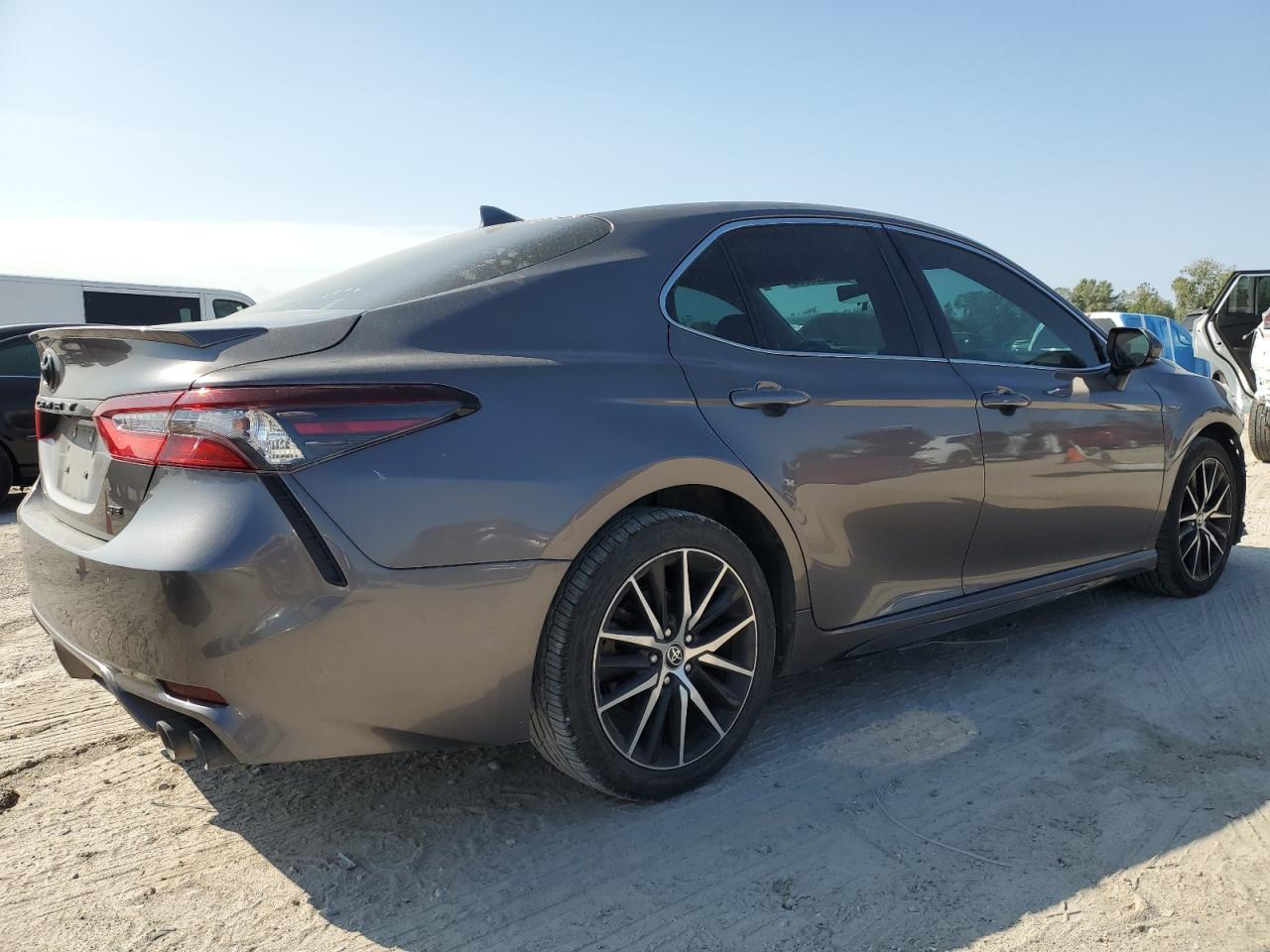 2022 Toyota Camry Se - Фото 3