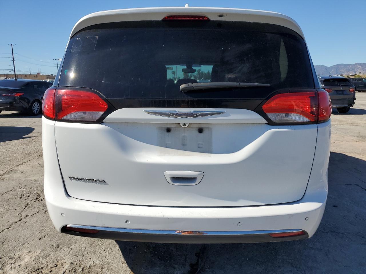 2017 Chrysler Pacifica Touring L - Image 6