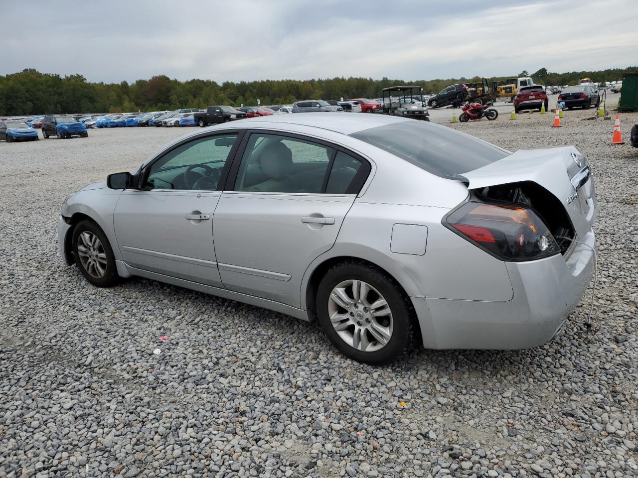 2010 Niss Altima Base - Image 2