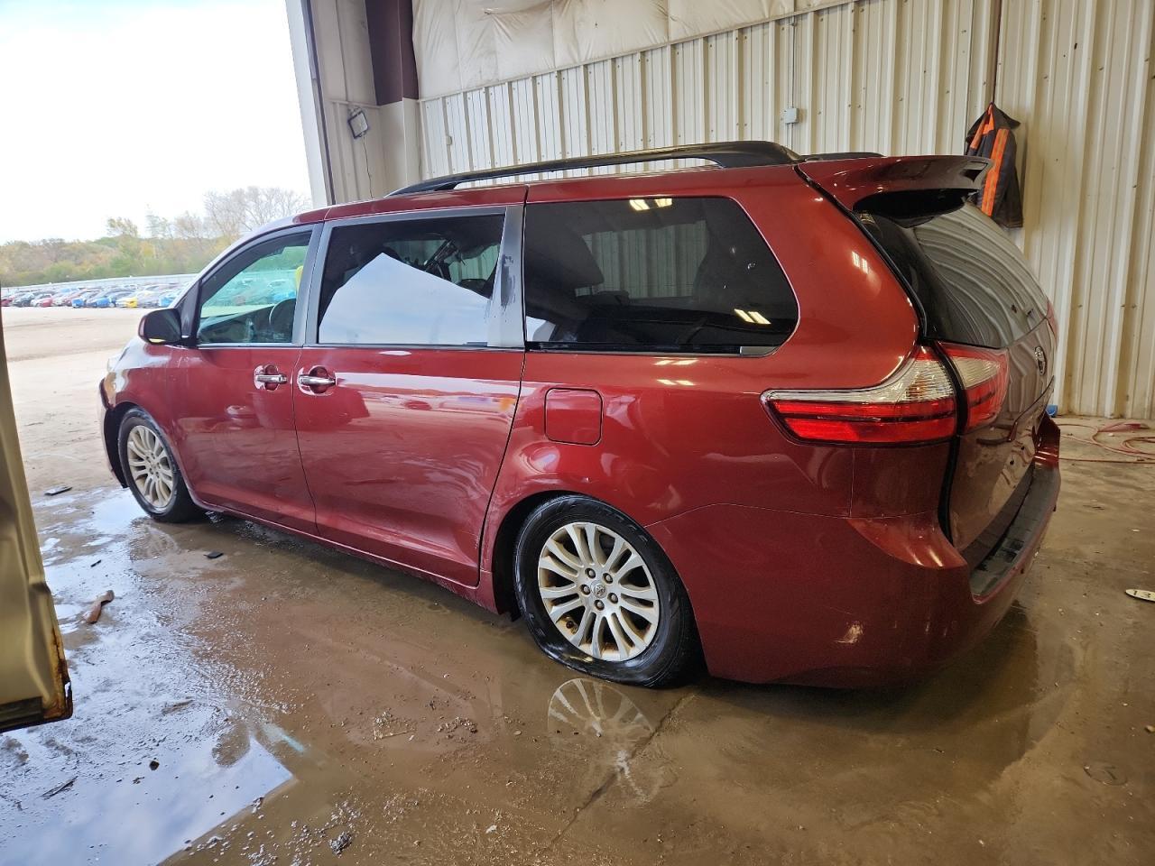 2016 Toyota Sienna Xle 8-Passenger - Фото 2