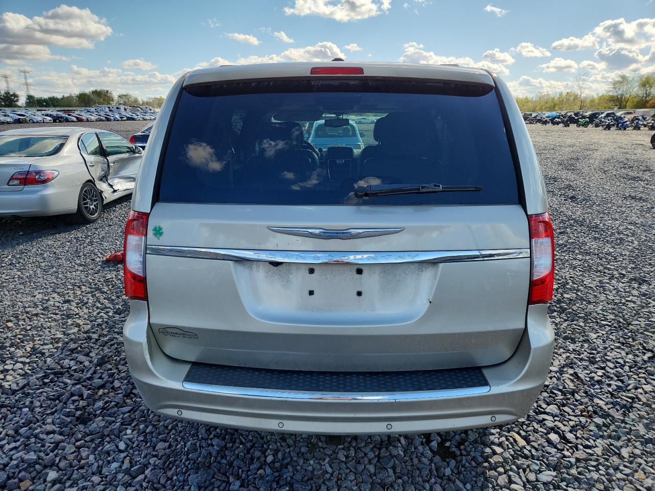 2013 Chrysler Town & Country Touring L - Фото 6