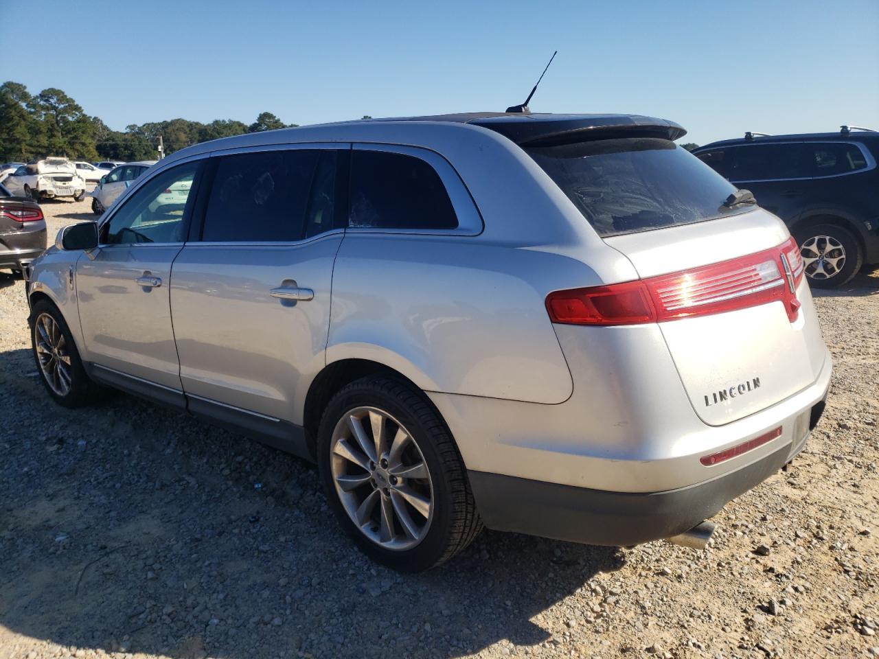 2011 Lincoln Mkt - Image 2