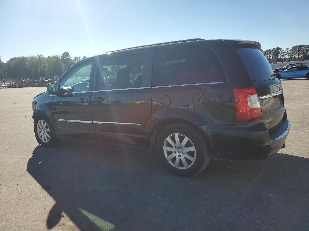 2014 Chrysler Town & Country Touring - Image 2