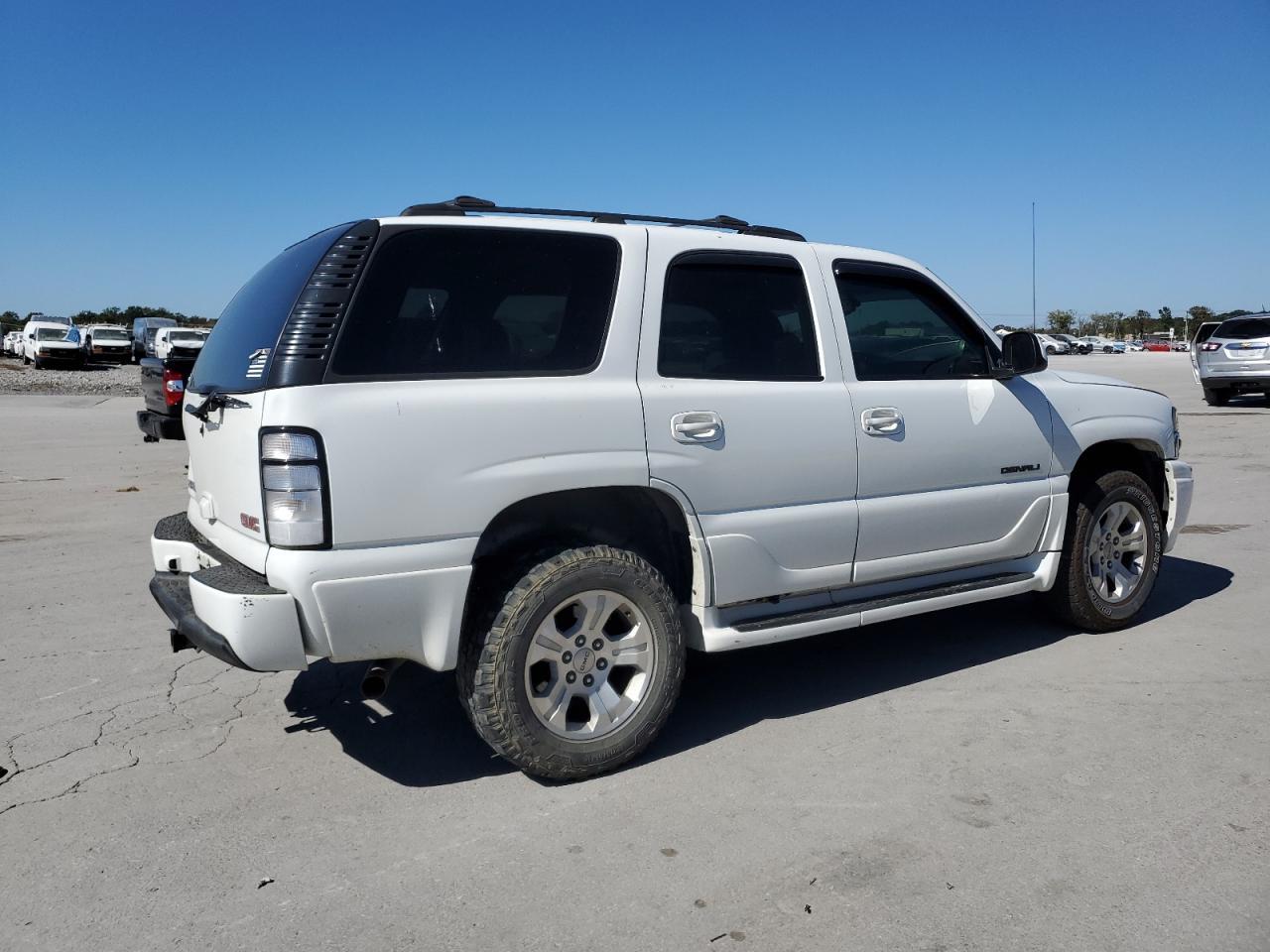 2003 GMC Yukon Denali - Фото 3