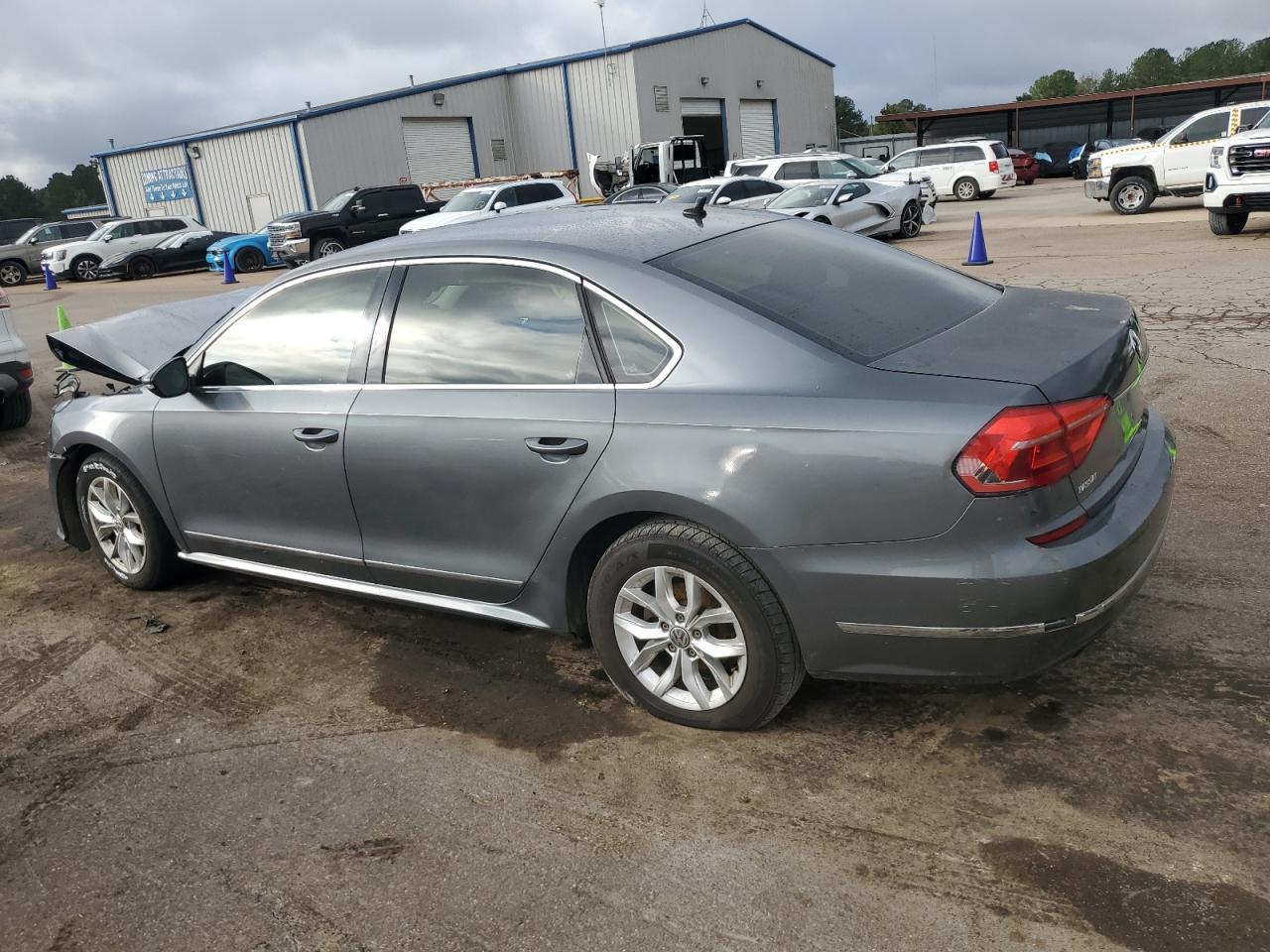 2016 Volkswagen Passat S - Фото 2