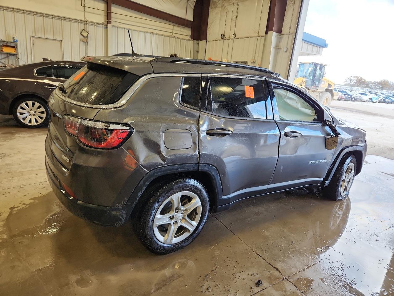 2023 Jeep Compass Latitude - Image 3