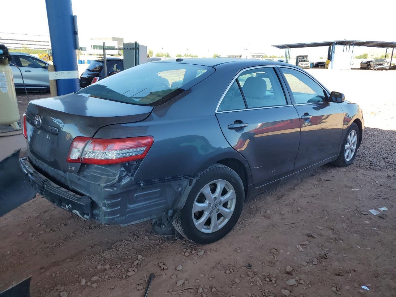 2011 Toyota Camry Le - Фото 3