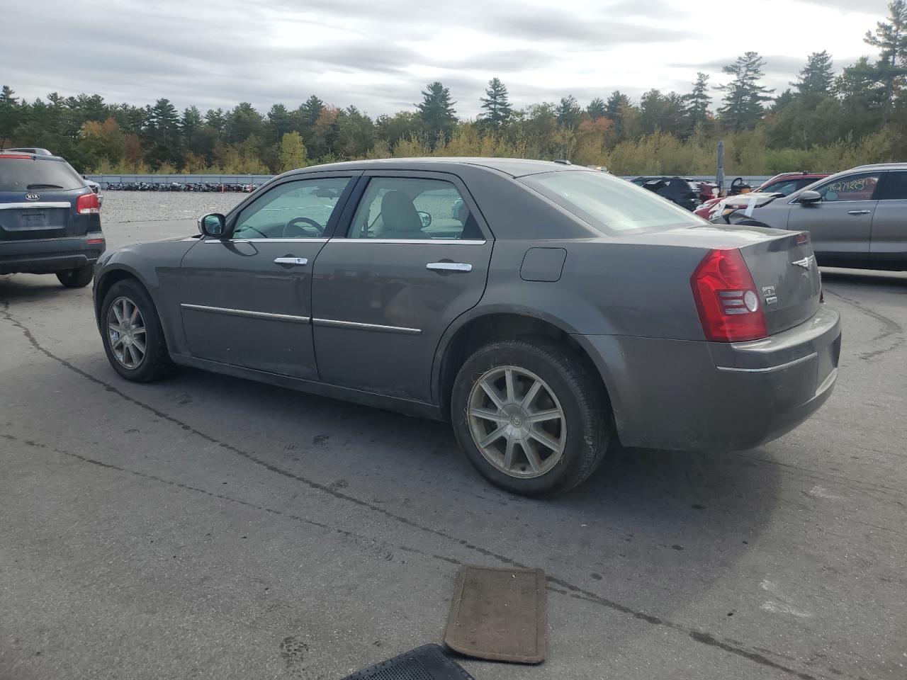 2010 Chrysler 300 Touring - Image 2