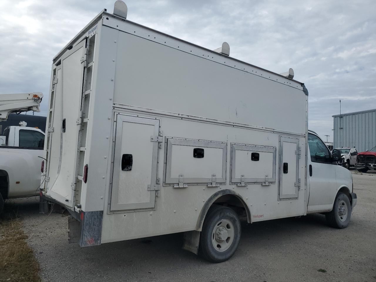 2023 GMC Savana - Image 3