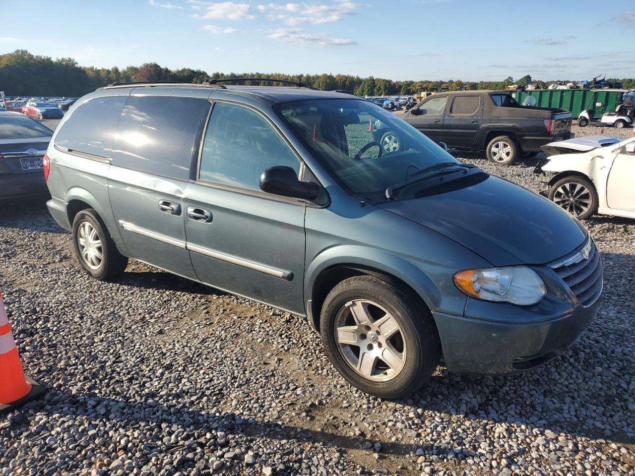 2006 Chrysler Town & Country Touring - Image 4