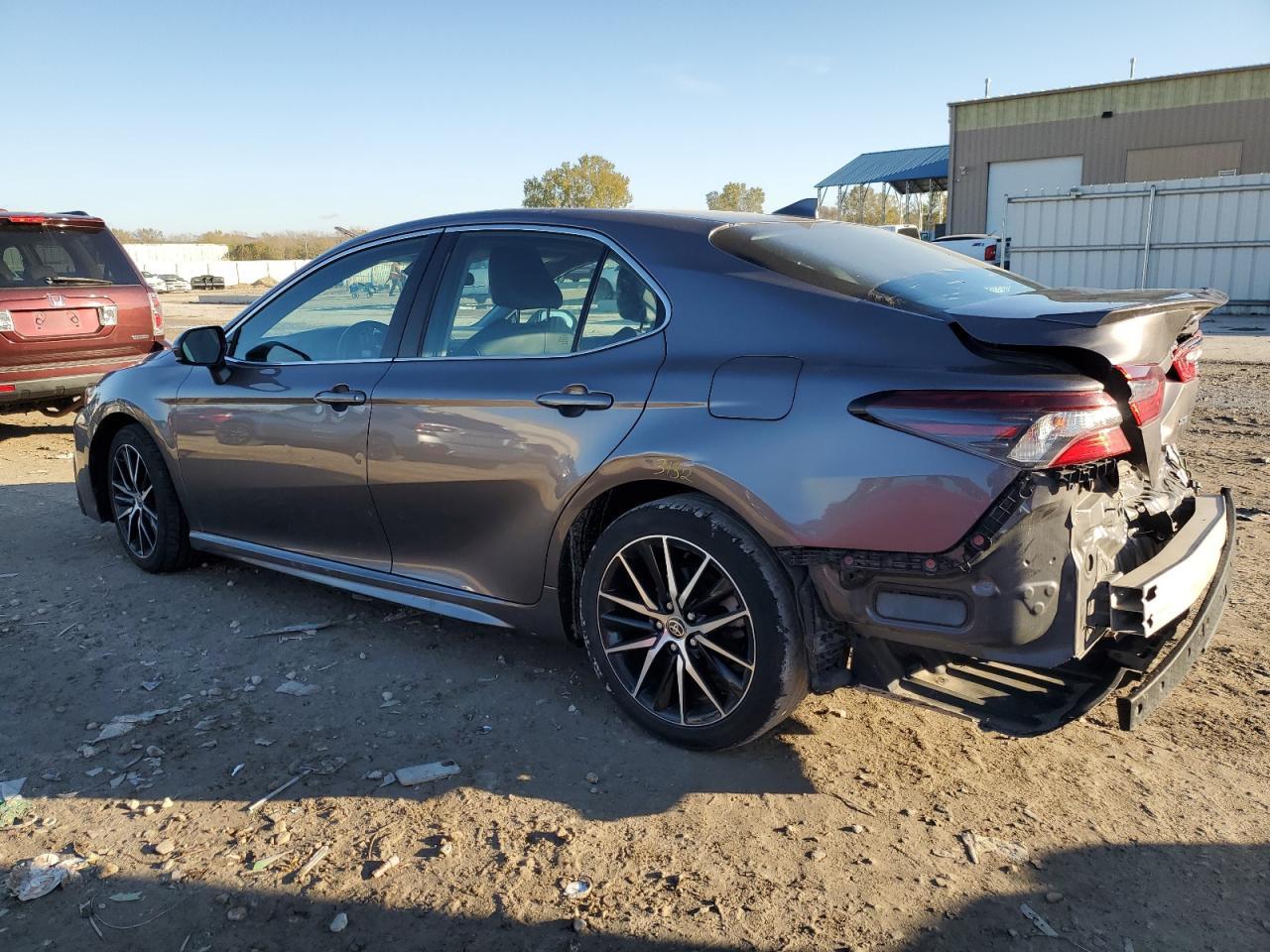 2021 Toyota Camry Se - Фото 2