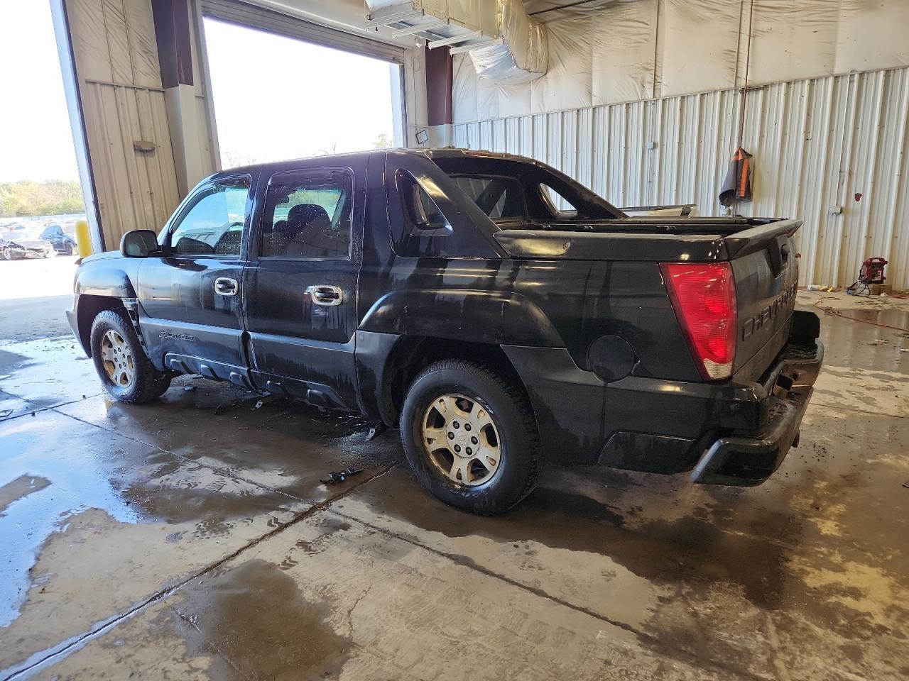 2002 Chevrolet Avalanche K1500 - Image 2