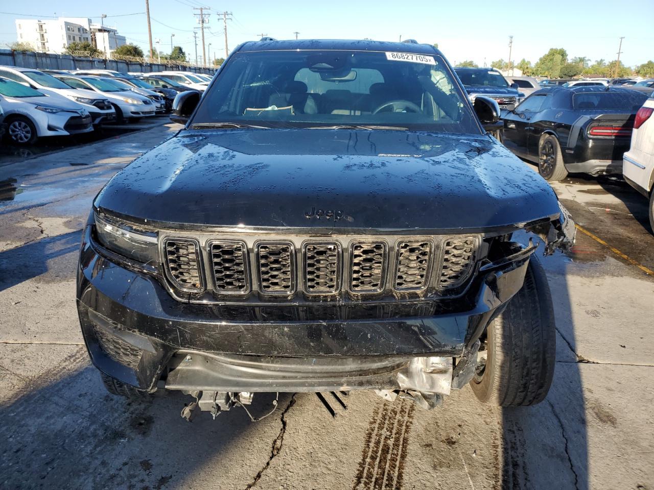 2023 Jeep Grand Cherokee Laredo - Image 5