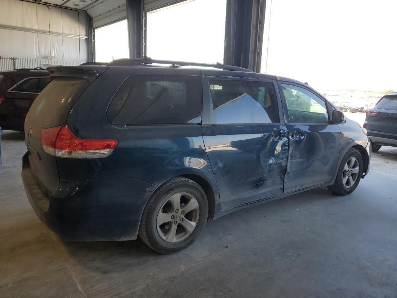 2011 Toyota Sienna Le - Image 3