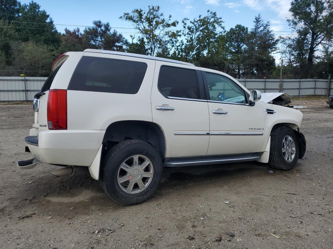 2008 Cadillac Escalade Luxury - Image 3