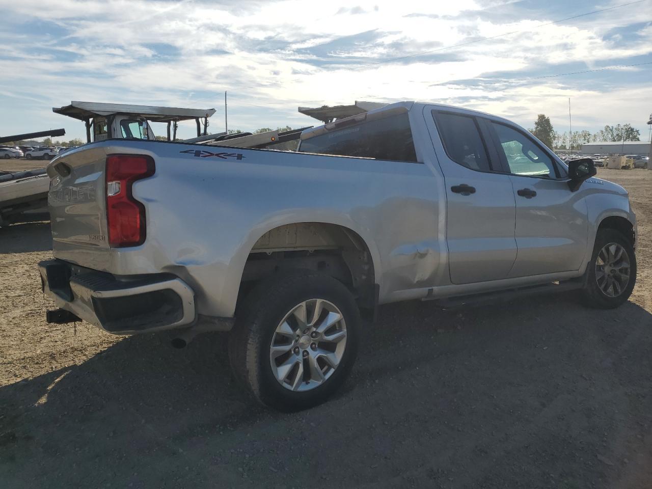 2019 Chevrolet Silverado K1500 Custom - Фото 3