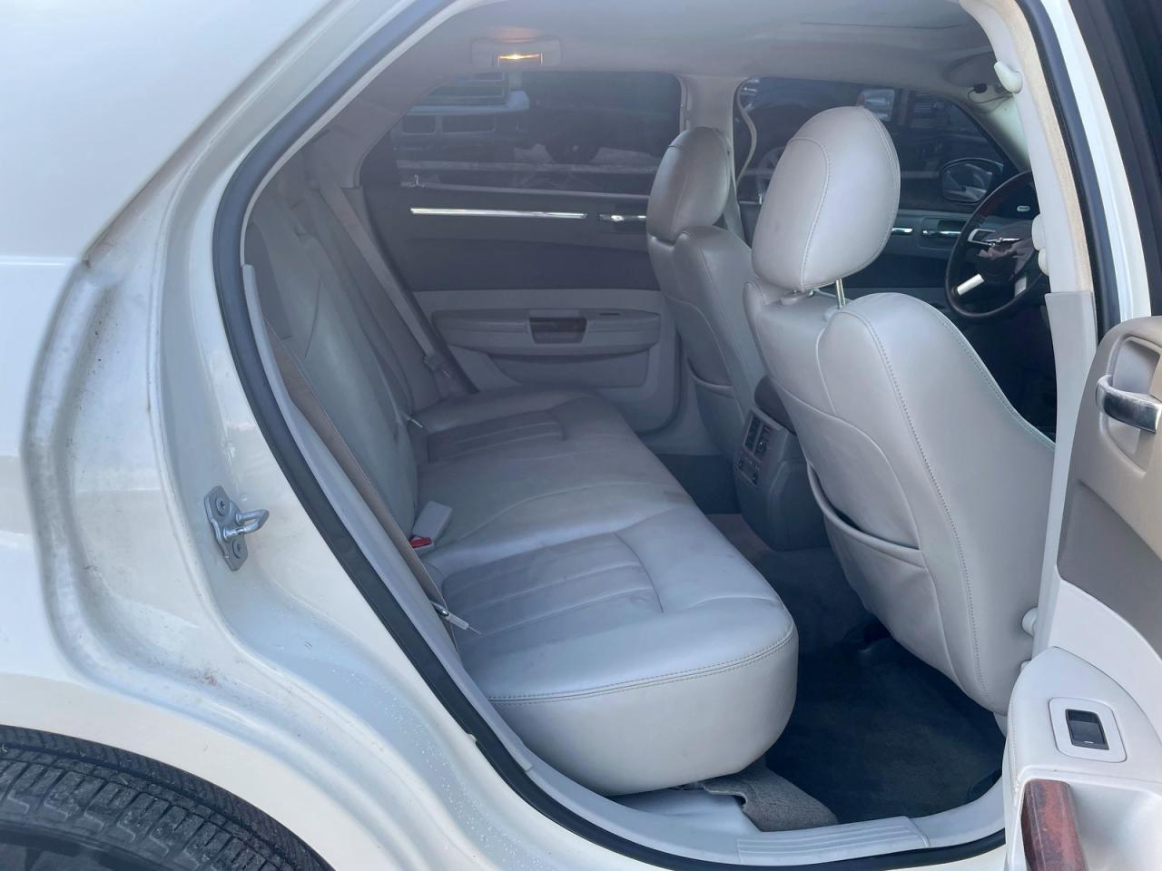 2010 Chrysler 300C - Фото 6