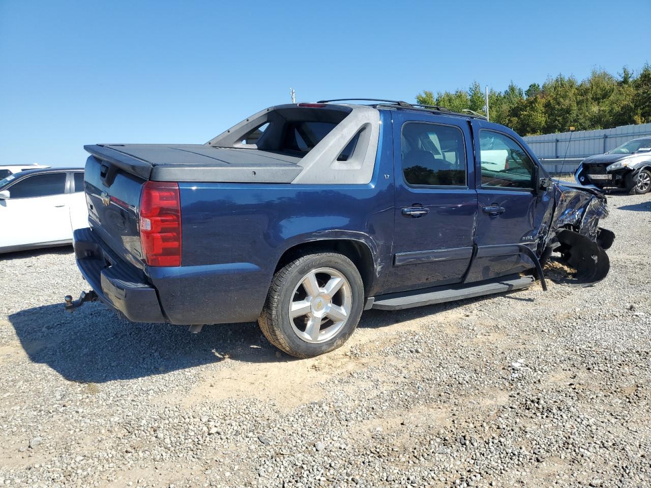 2011 Chevrolet Avalanche Lt - Image 3