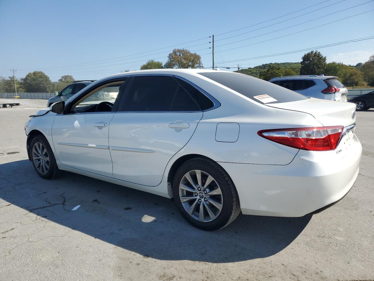 2016 Toyota Camry Le - Фото 2