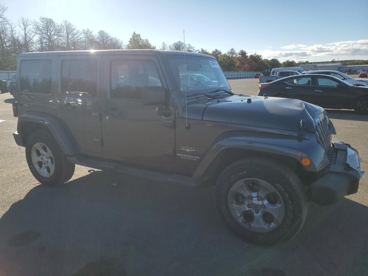 2014 Jeep Wrangler Unlimited Sahara - Image 4