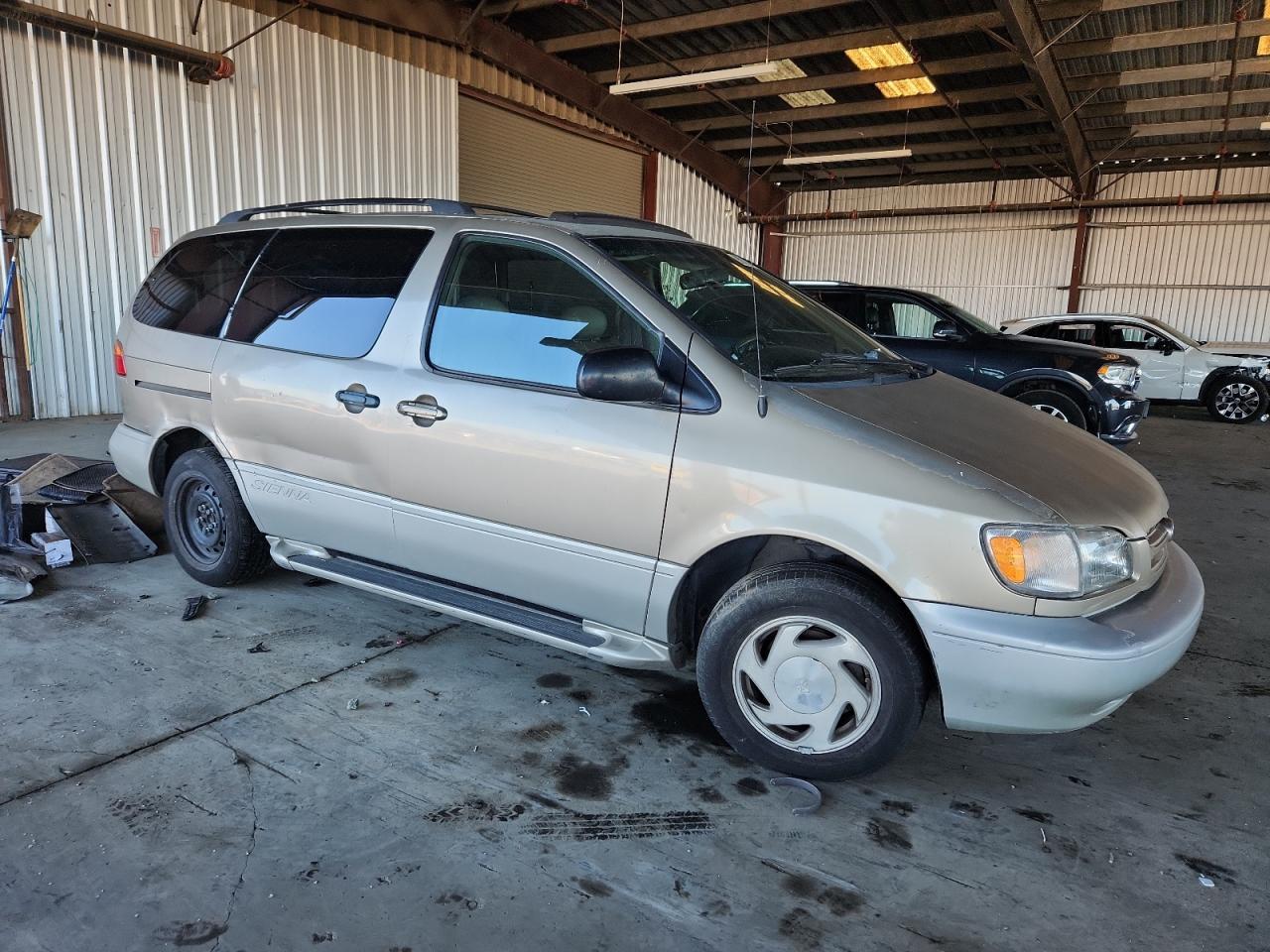 2000 Toyota Sienna Le - Image 4