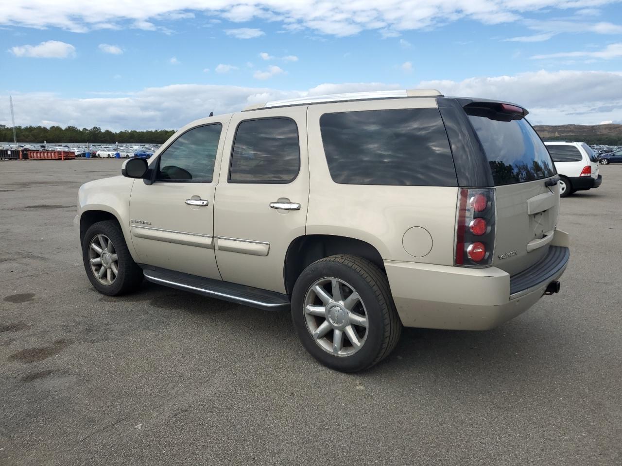 2007 GMC Yukon Denali - Image 2