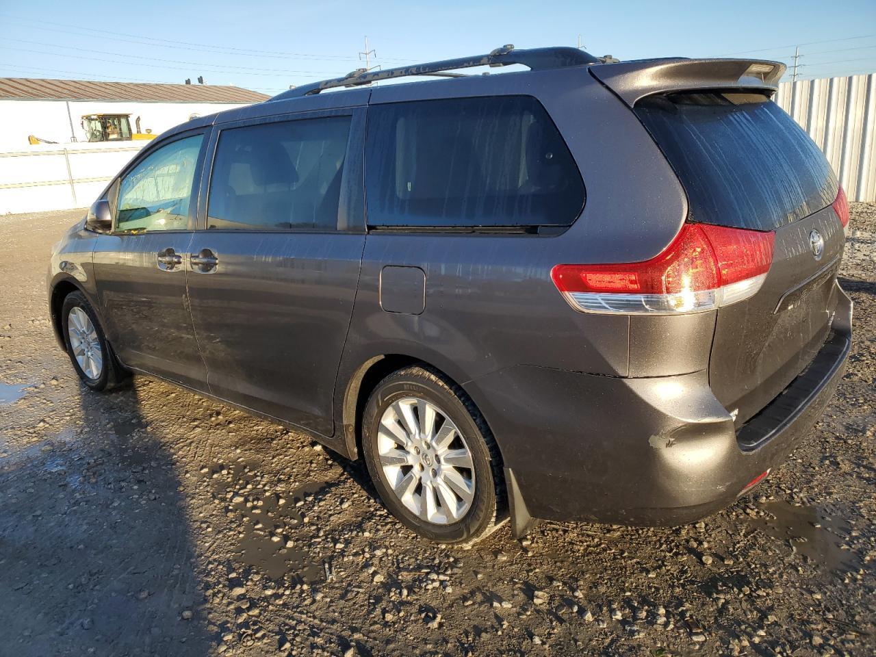 2013 Toyota Sienna Xle - Фото 2