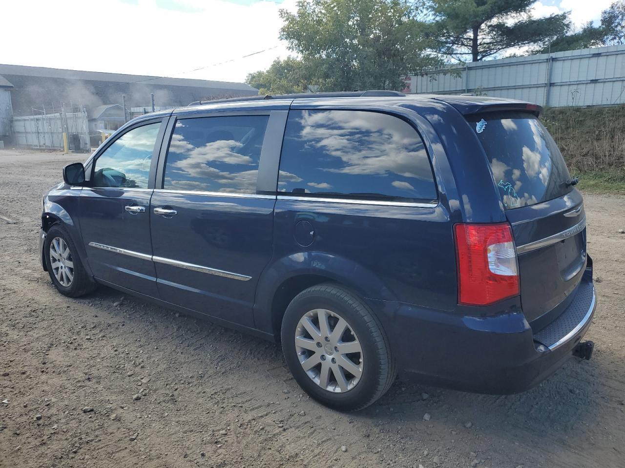 2015 Chrysler Town & Country Touring - Image 2