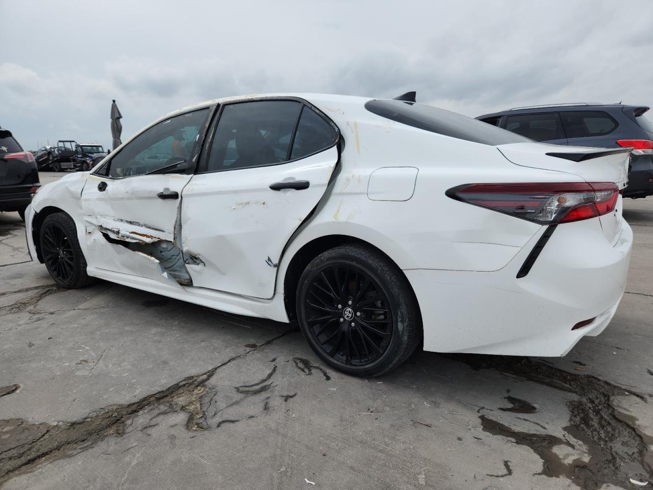 2022 Toyota Camry Se - Фото 2