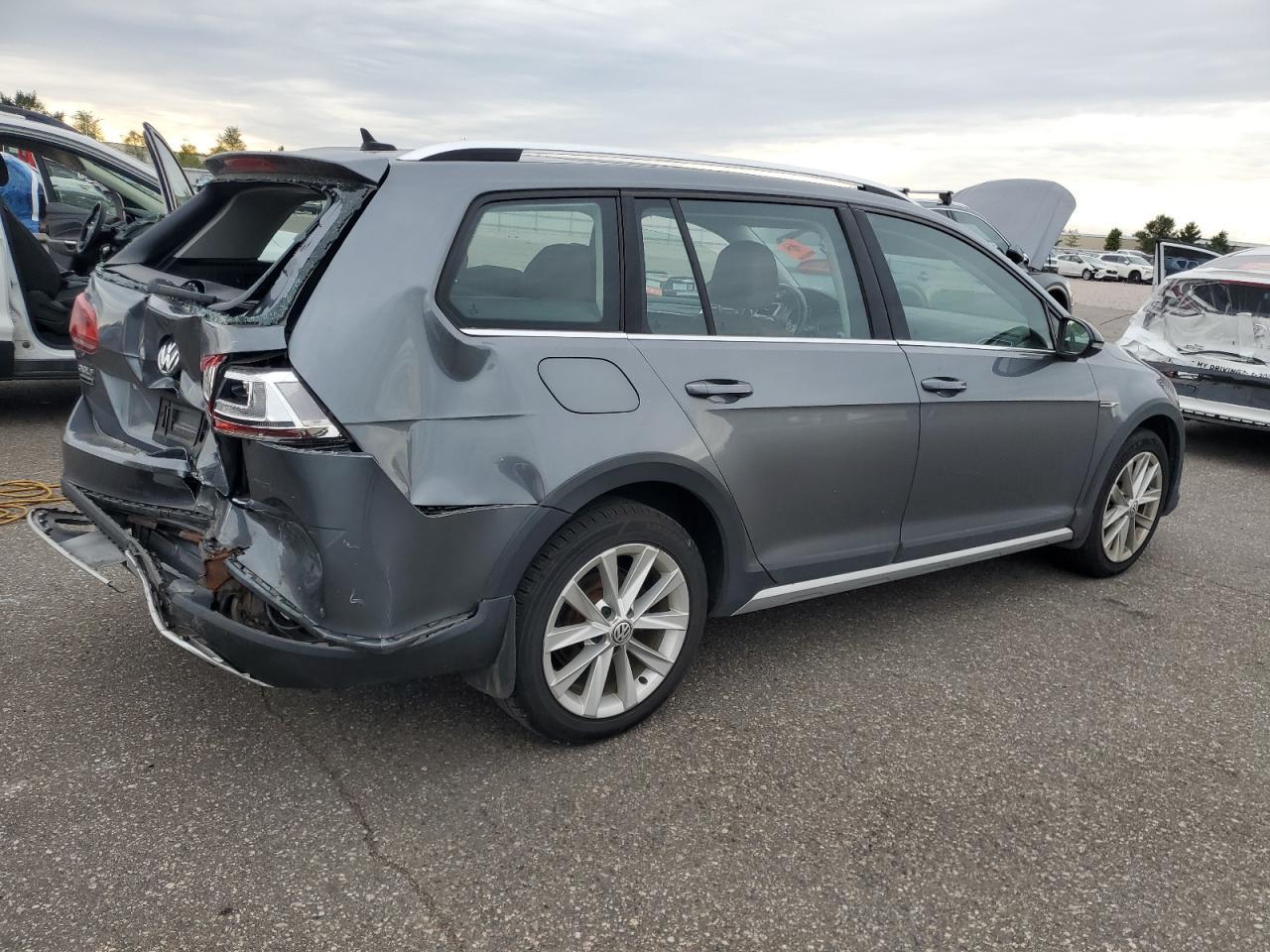 2017 Volkswagen Golf Alltrack S - Image 3