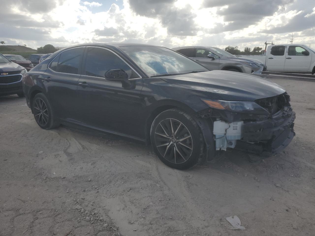 2021 Toyota Camry Se - Image 4